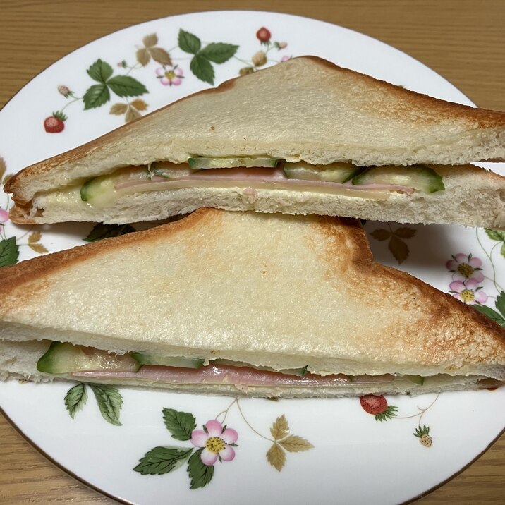 国産チーズとハムときゅうりのホットサンド♡